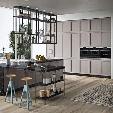 Fifty 05 est un îlot équipé pour une cuisine d'angle, avec plaque de cuisson avec hotte intégrée, évier, plan de travail et table péninsulaire